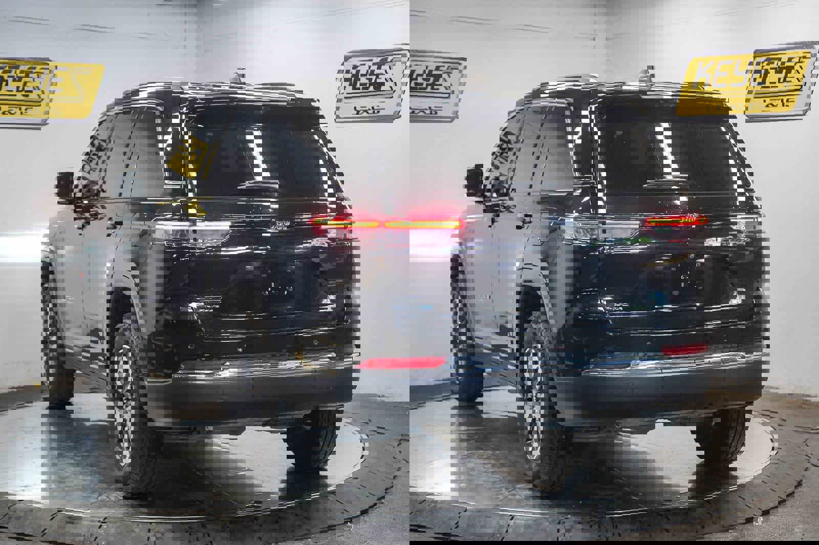 Used 2023 Jeep Grand Cherokee 4WD 4xe w/ Luxury Tech Group II image 2