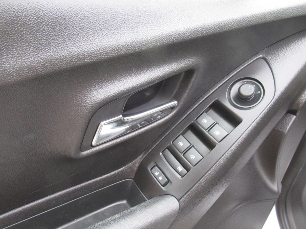 Used 2019 Chevrolet Trax LT w/ LT Convenience Package image 16