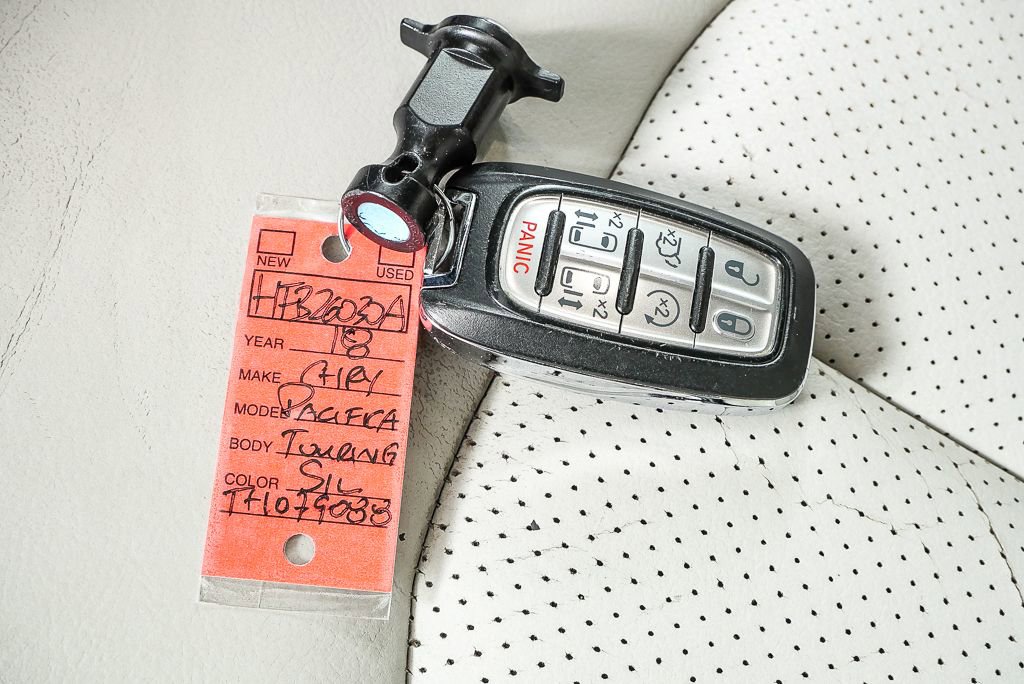 Used 2018 Chrysler Pacifica Touring-L image 38