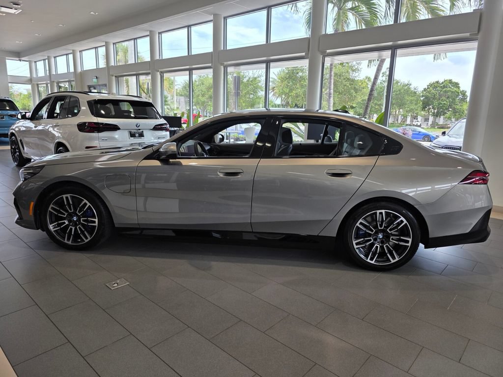 New 2027 BMW 550e xDrive w/ Executive Package AWD/4WD video 3