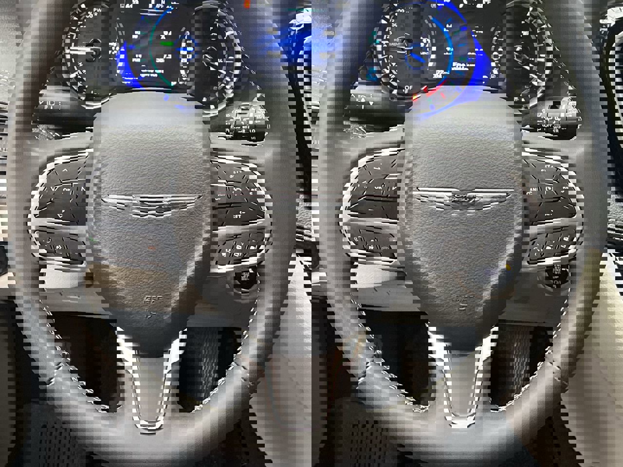 Used 2023 Chrysler Pacifica Touring-L image 14