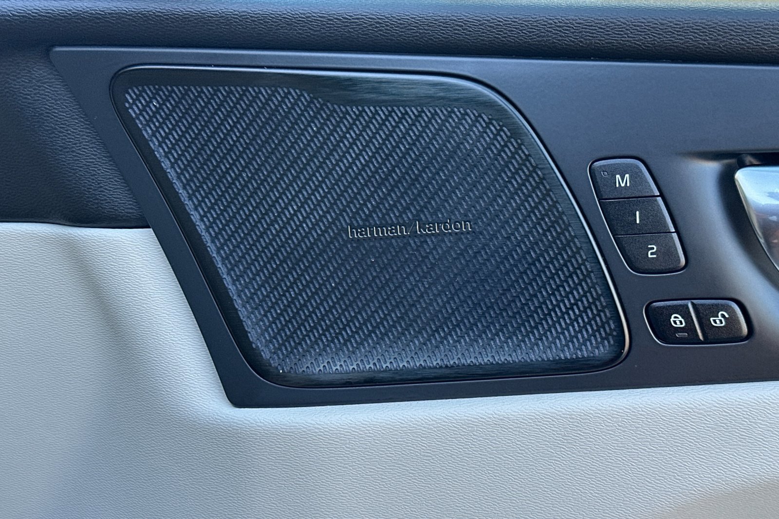 Certified 2023 Volvo XC60 B5 Ultimate w/ Protection Package Premier image 20