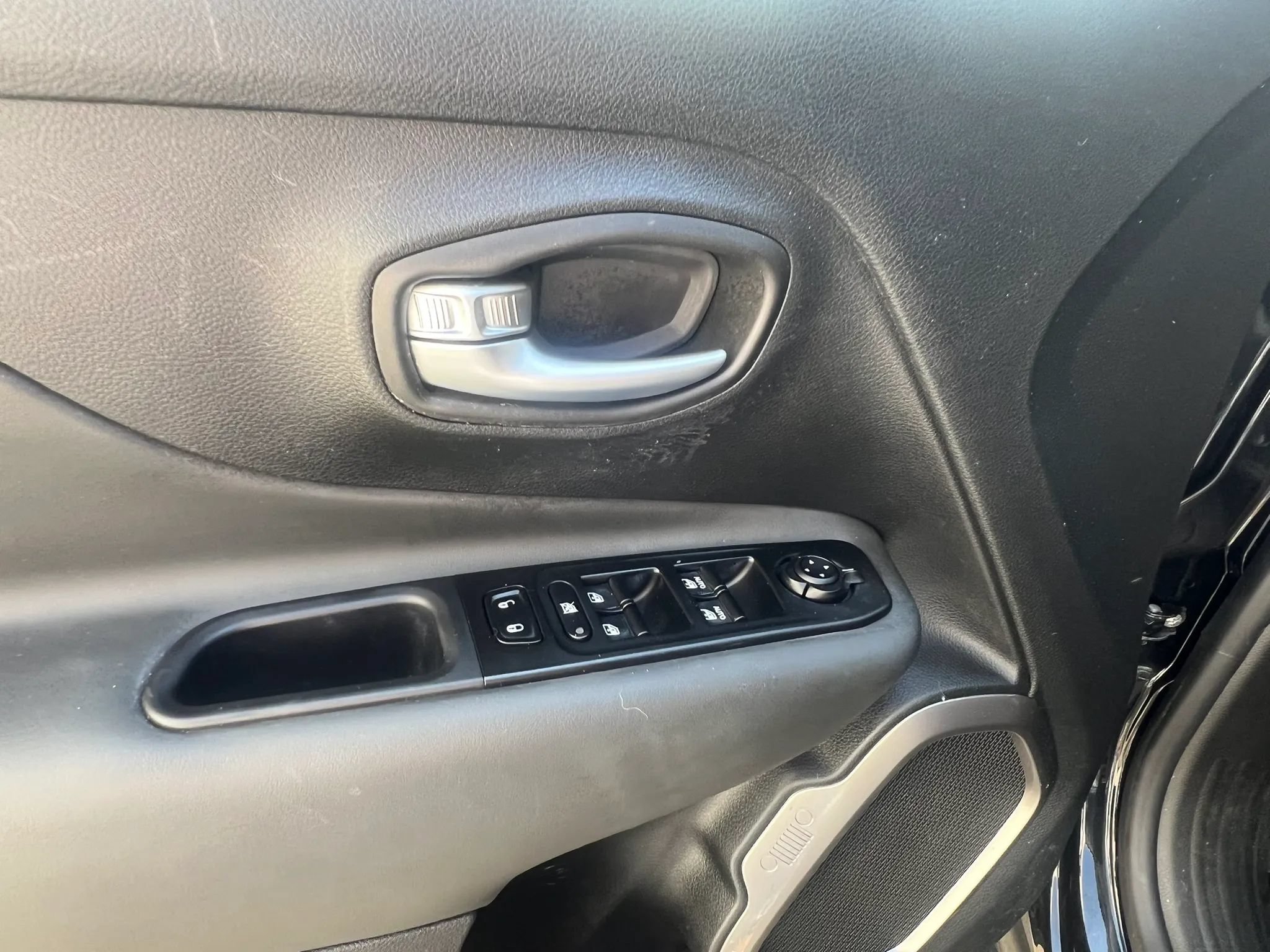 Used 2022 Jeep Renegade Latitude AWD/4WD image 13