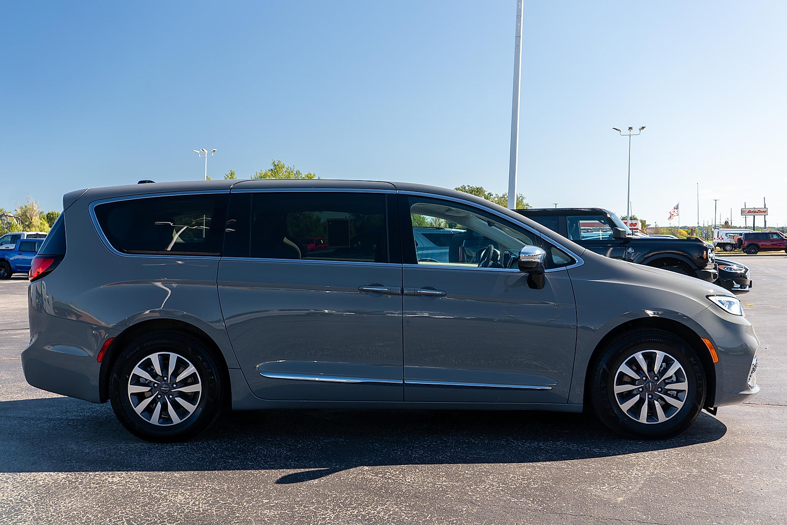 Used 2023 Chrysler Pacifica Limited FWD image 5