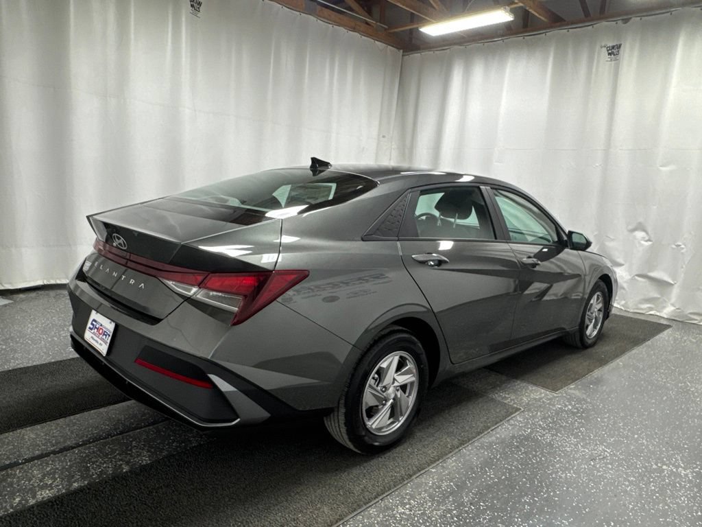 New 2026 Hyundai Elantra SE FWD image 4