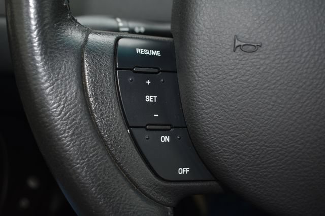 Used 2008 Lincoln Town Car Executive RWD image 23
