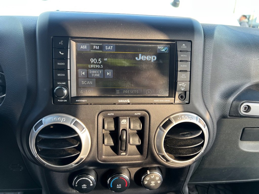 Used 2017 Jeep Wrangler Unlimited Sahara w/ Connectivity Group image 23