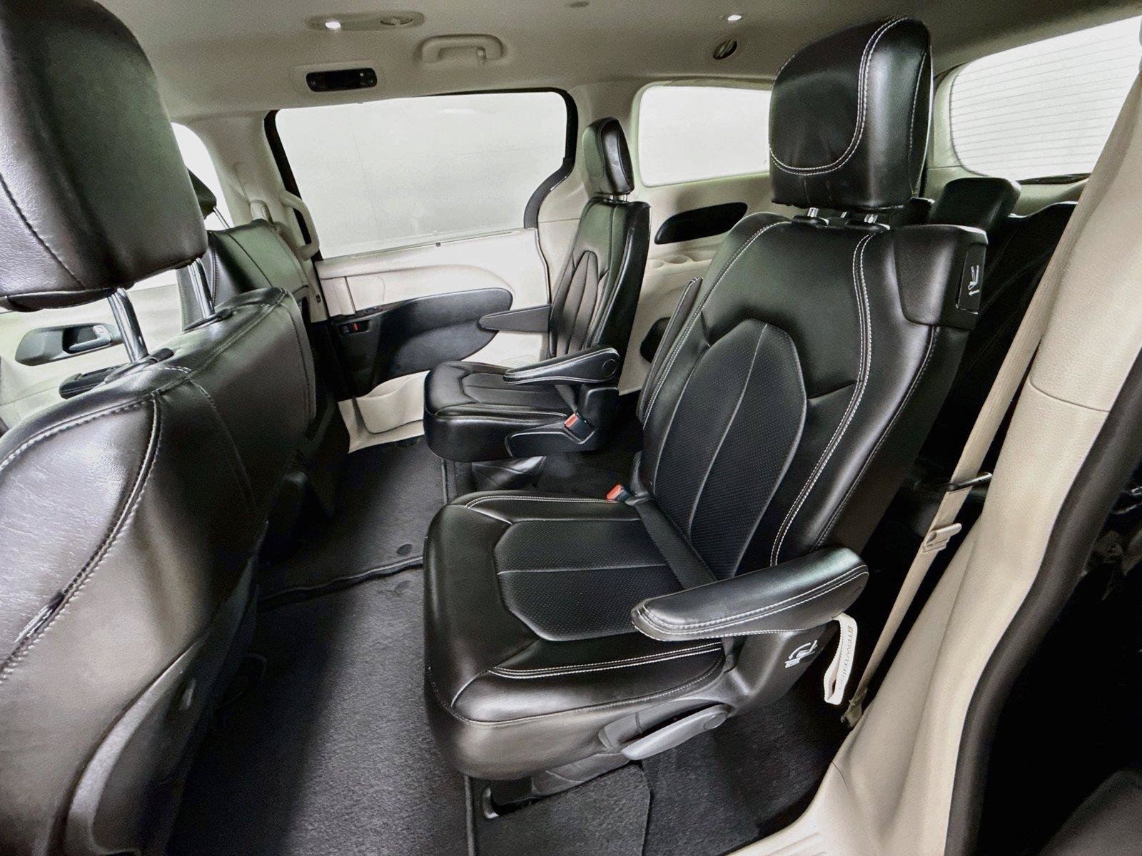 Used 2024 Chrysler Pacifica Touring-L FWD image 11