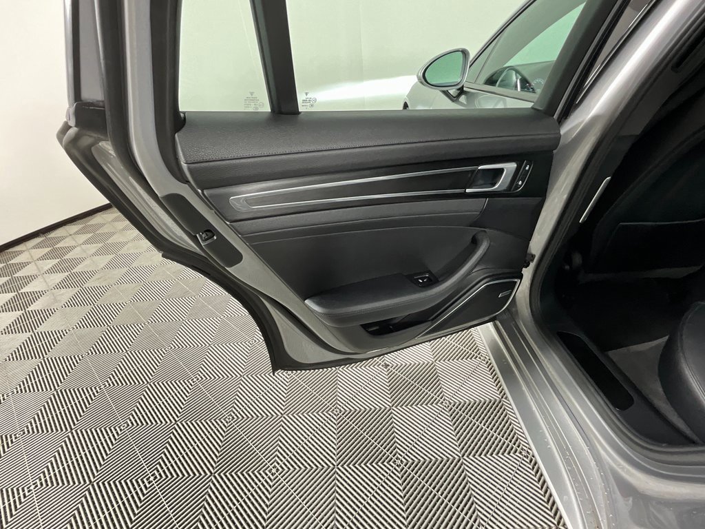 Used 2022 Porsche Panamera Platinum Edition image 27