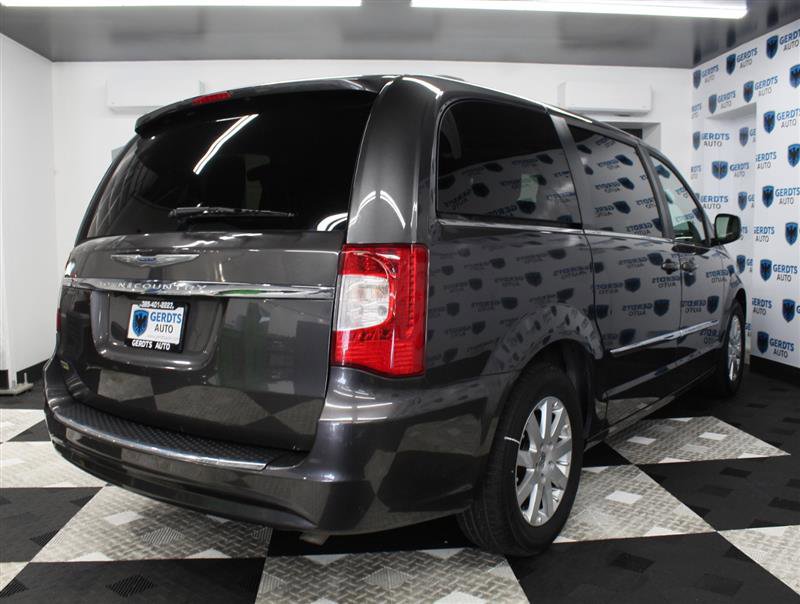 Used 2016 Chrysler Town & Country Touring FWD image 4