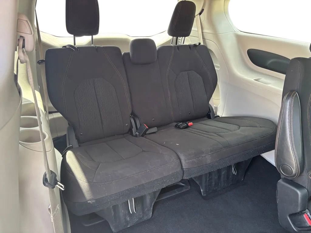 Used 2017 Chrysler Pacifica Touring w/ Tire & Wheel Group FWD image 32