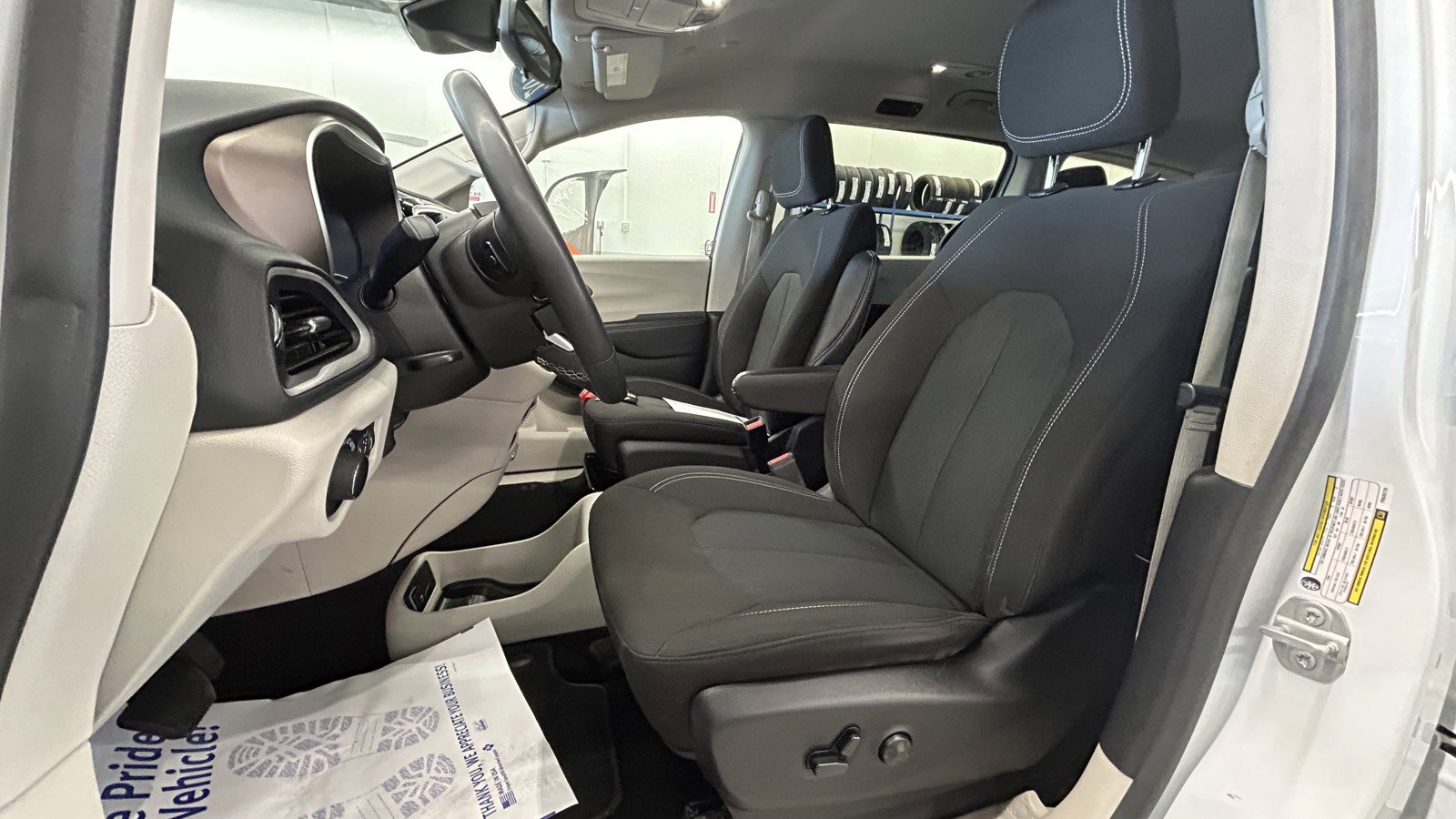 Used 2023 Chrysler Voyager LX image 12