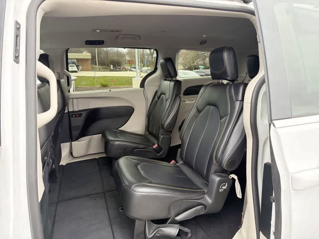 Used 2024 Chrysler Pacifica Touring-L FWD image 23