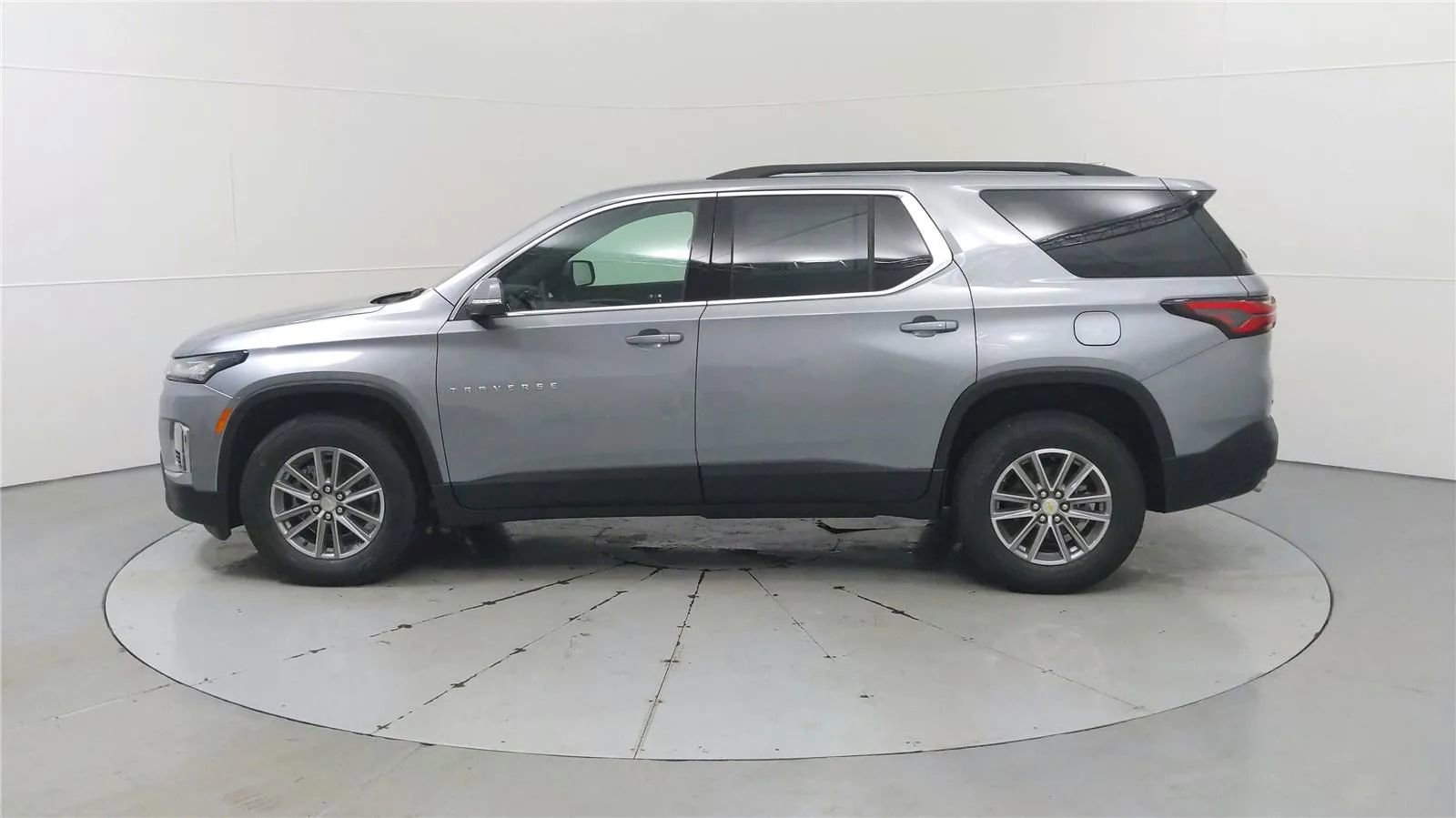 Used 2023 Chevrolet Traverse LT FWD image 4