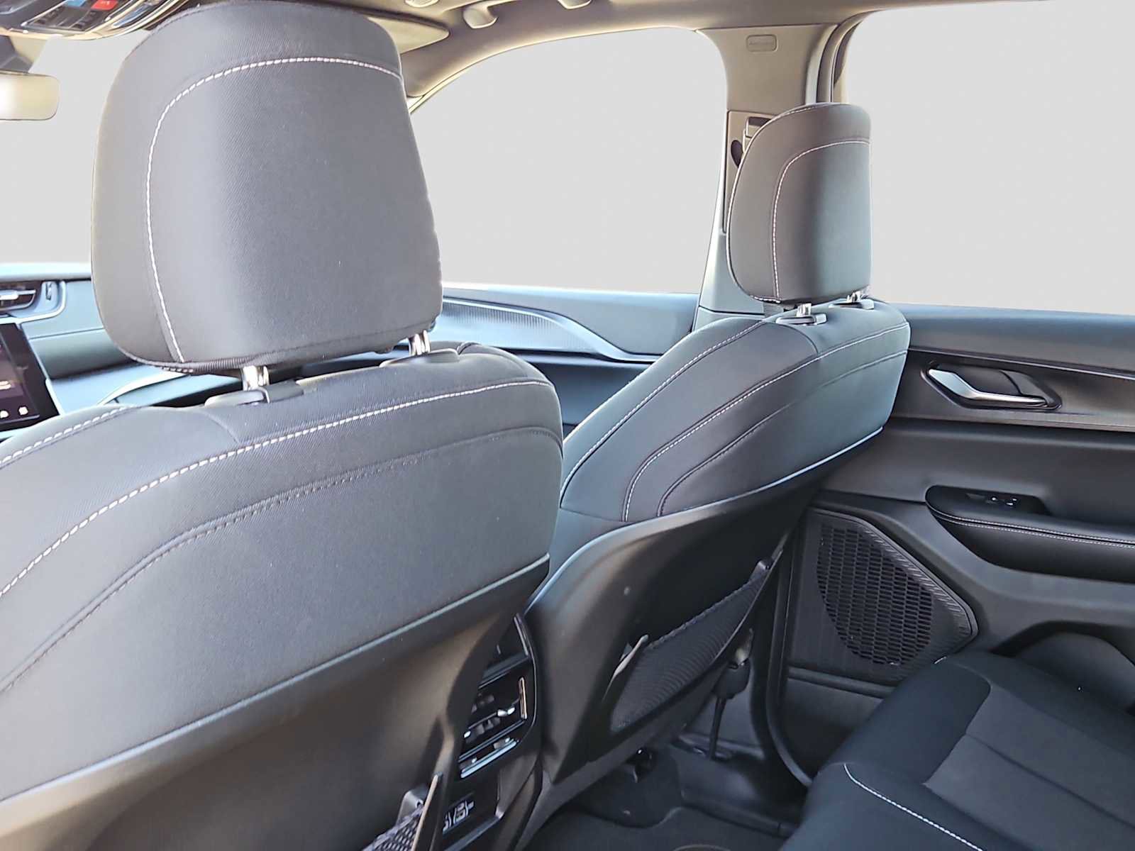 Used 2025 Jeep Grand Cherokee Laredo X image 14