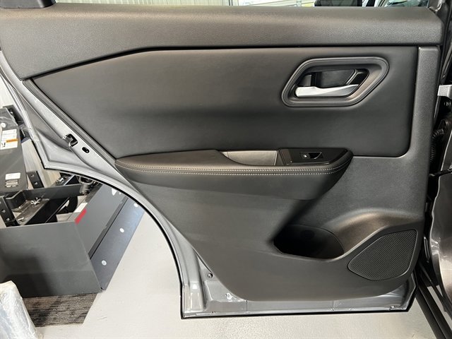 Used 2024 Nissan Rogue SV image 12
