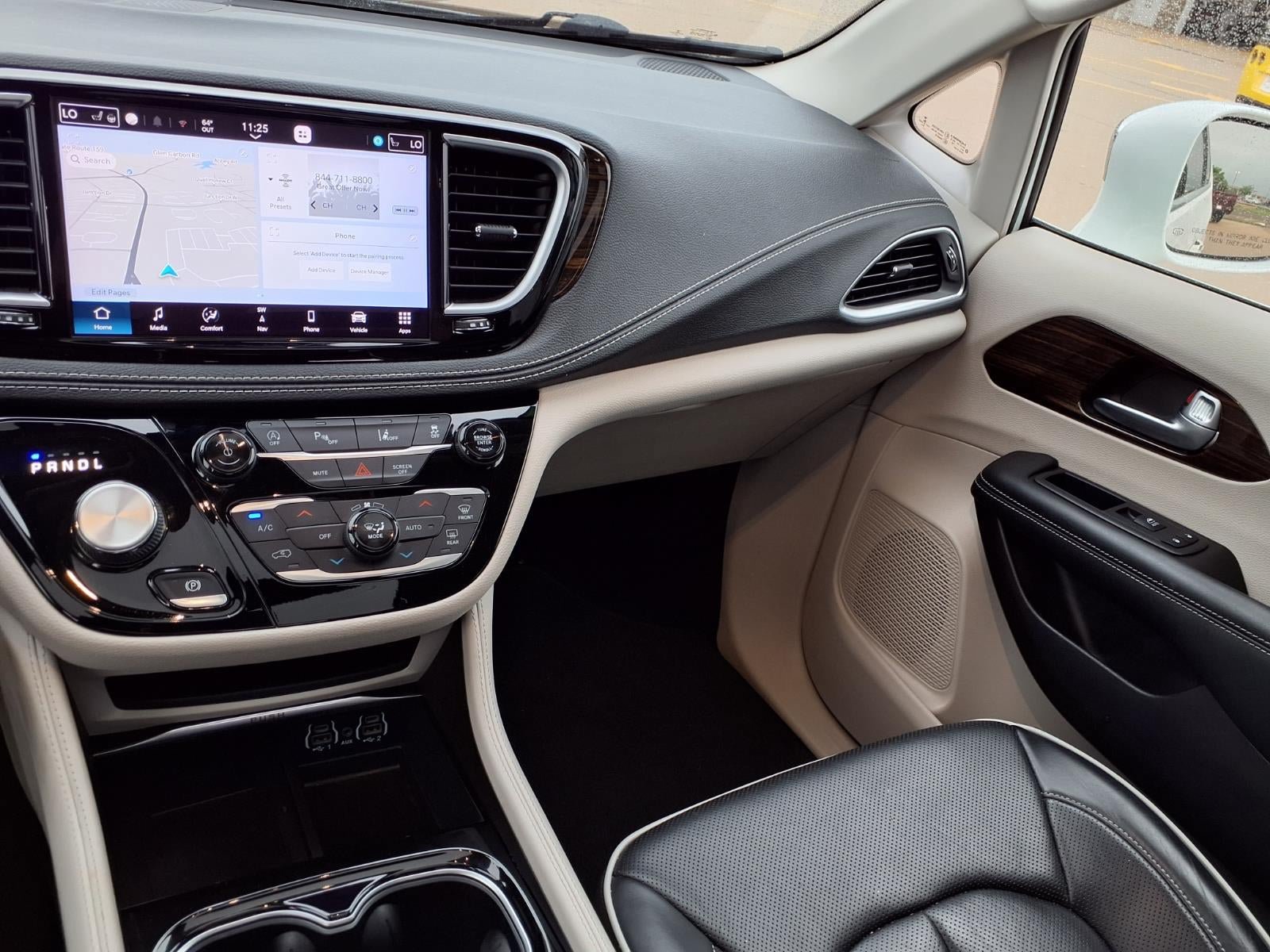 Certified 2021 Chrysler Pacifica Limited AWD/4WD image 3