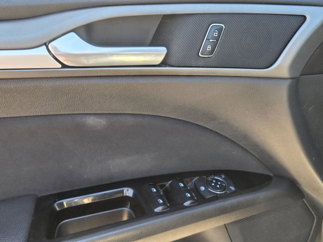 Used 2015 Ford Fusion SE image 9