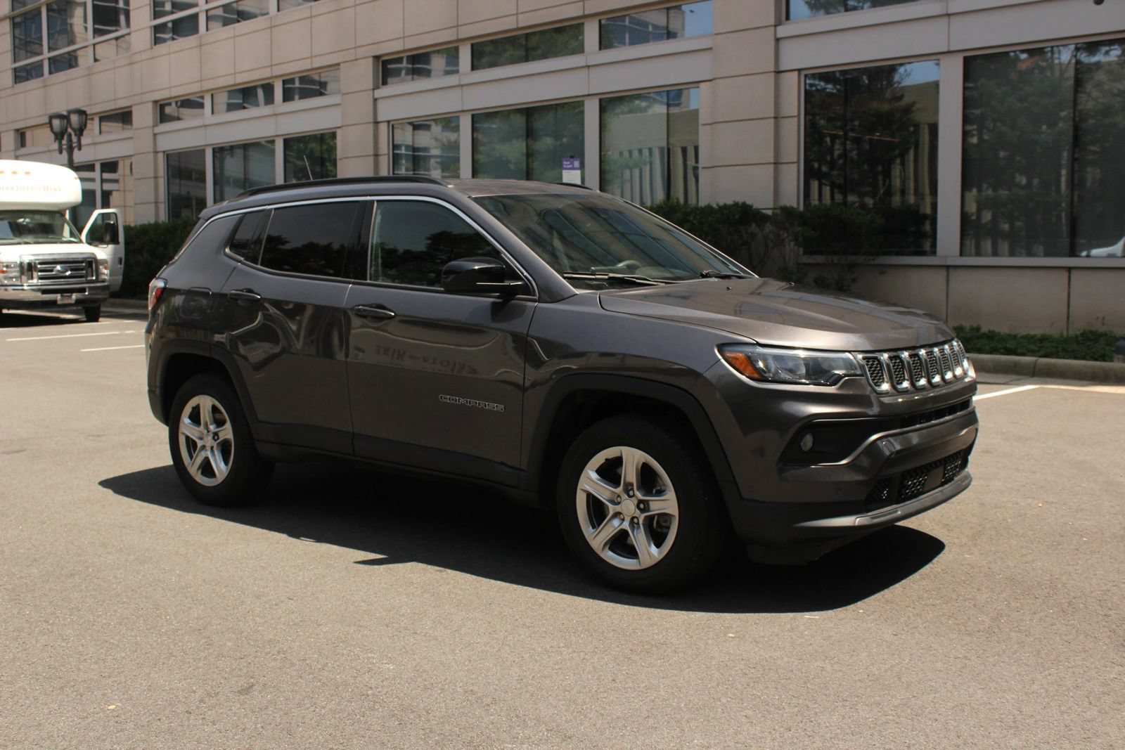 Used 2024 Jeep Compass Latitude AWD/4WD image 2