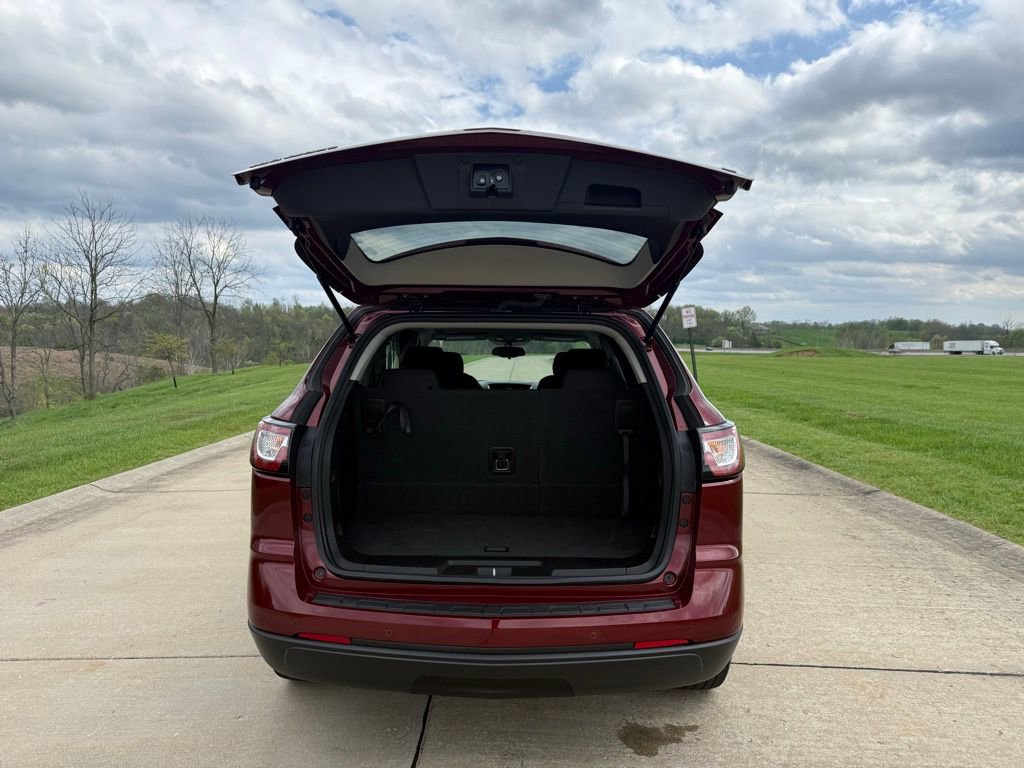 Used 2017 Chevrolet Traverse LT w/ Style and Technology Package image 5