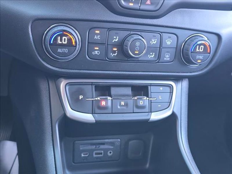 Certified 2023 GMC Terrain SLT image 17