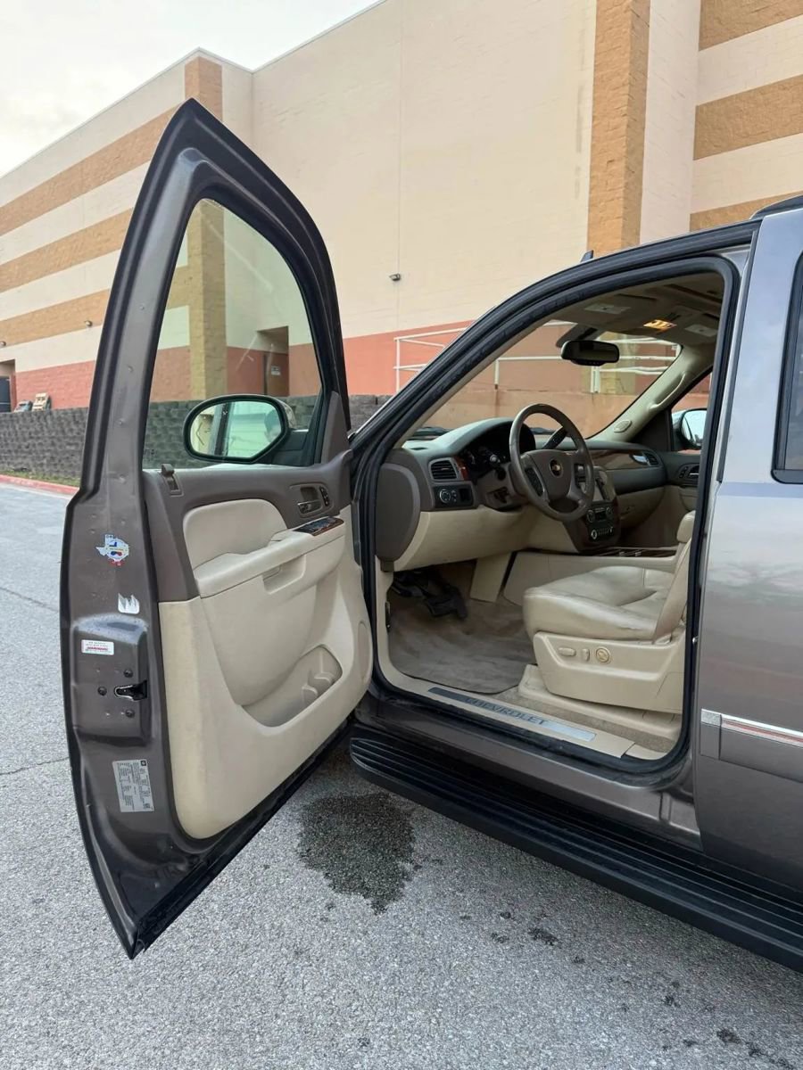 Used 2011 Chevrolet Suburban LTZ image 17