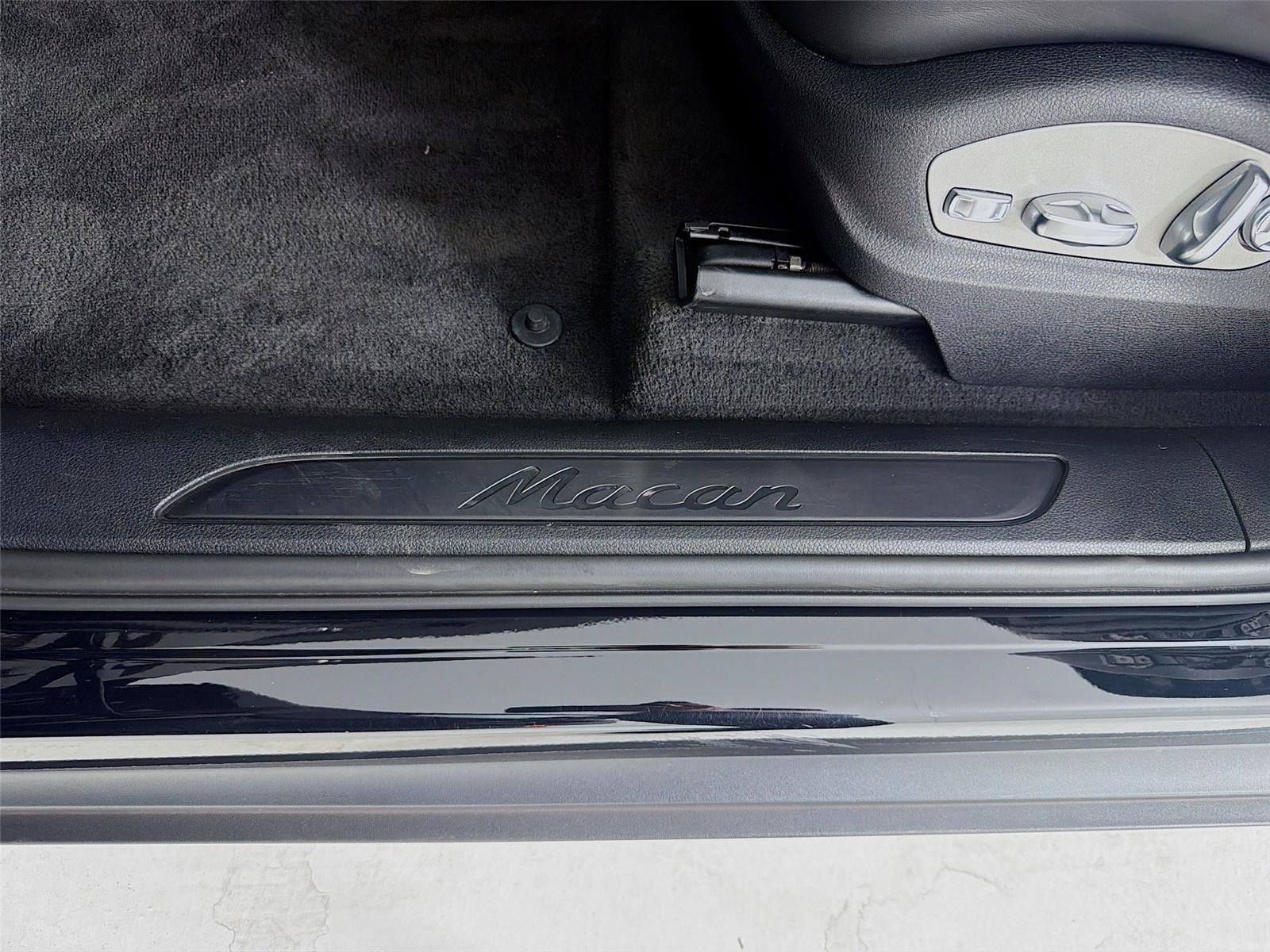 Certified 2023 Porsche Macan Turbo AWD/4WD image 9