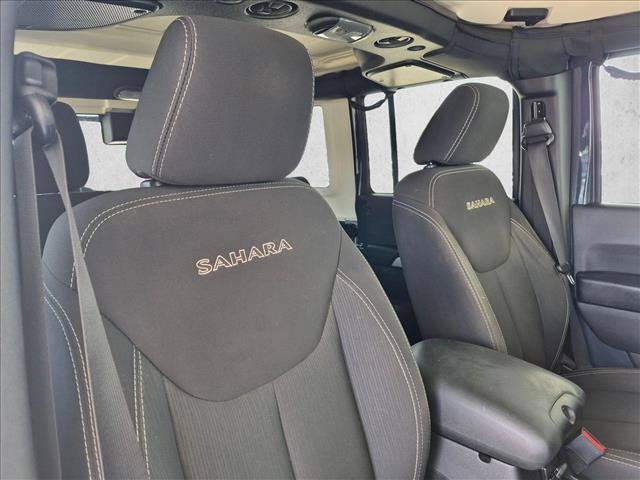 Used 2017 Jeep Wrangler Unlimited Sahara w/ Connectivity Group AWD/4WD image 19