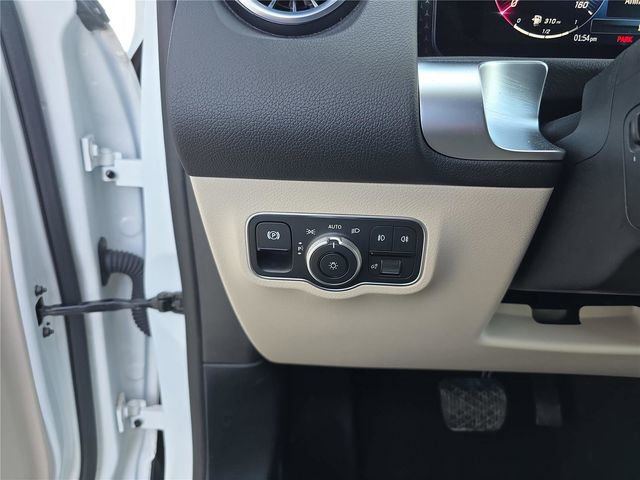 Used 2025 Mercedes-Benz GLB 250 4MATIC image 38