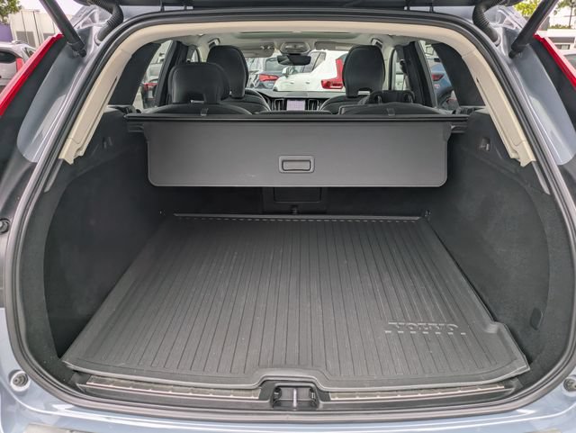 Certified 2024 Volvo XC60 B5 Plus w/ Protection Package Premier AWD/4WD image 28