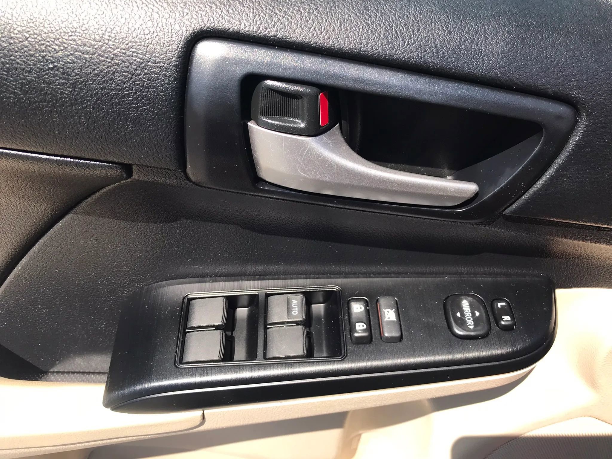 Used 2014 Toyota Camry LE FWD image 12