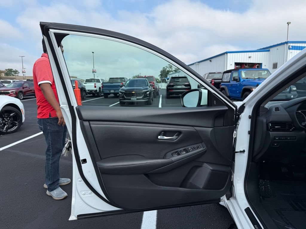 Used 2025 Nissan Sentra SV FWD image 8
