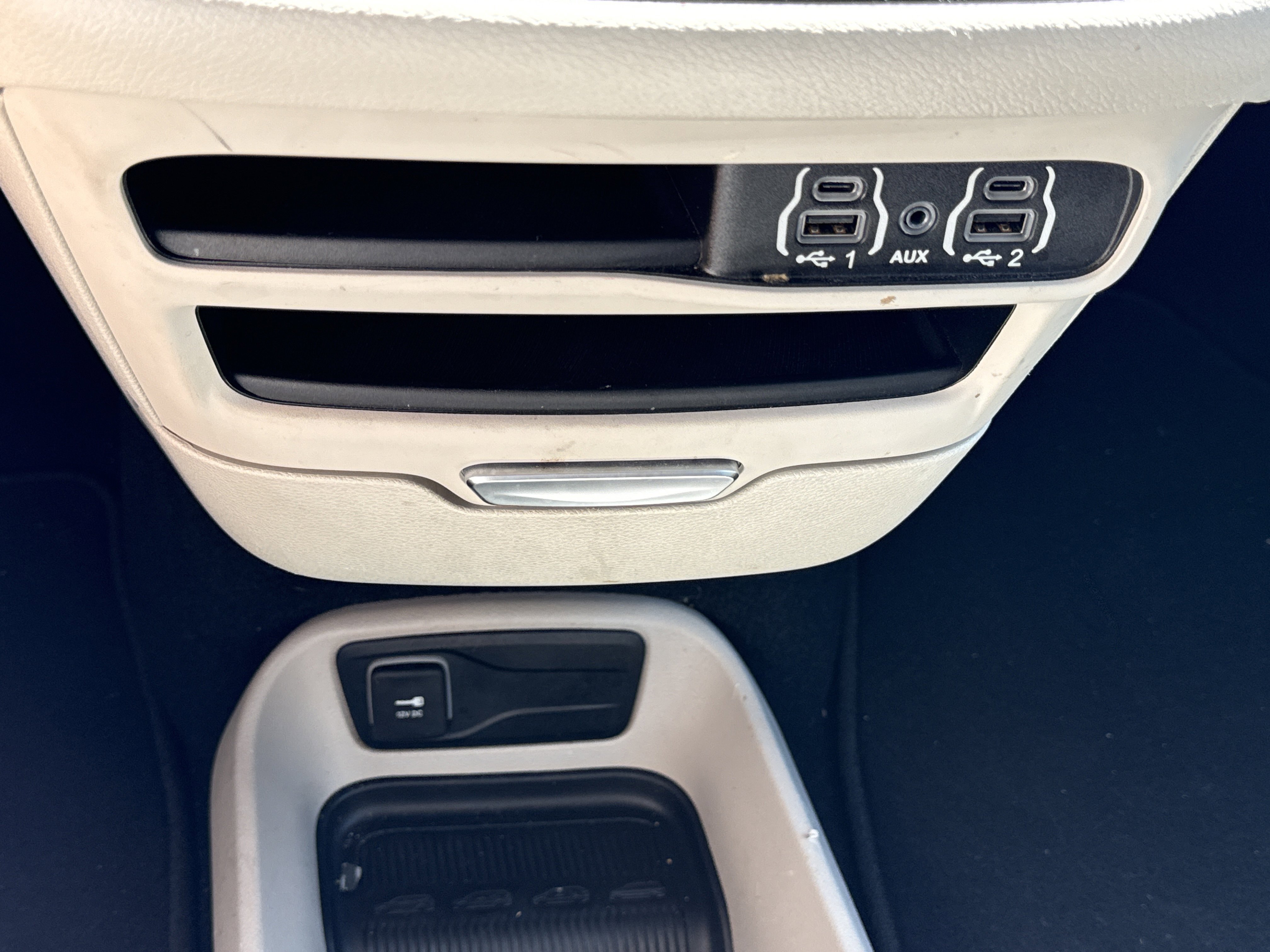 Used 2022 Chrysler Voyager LX image 24