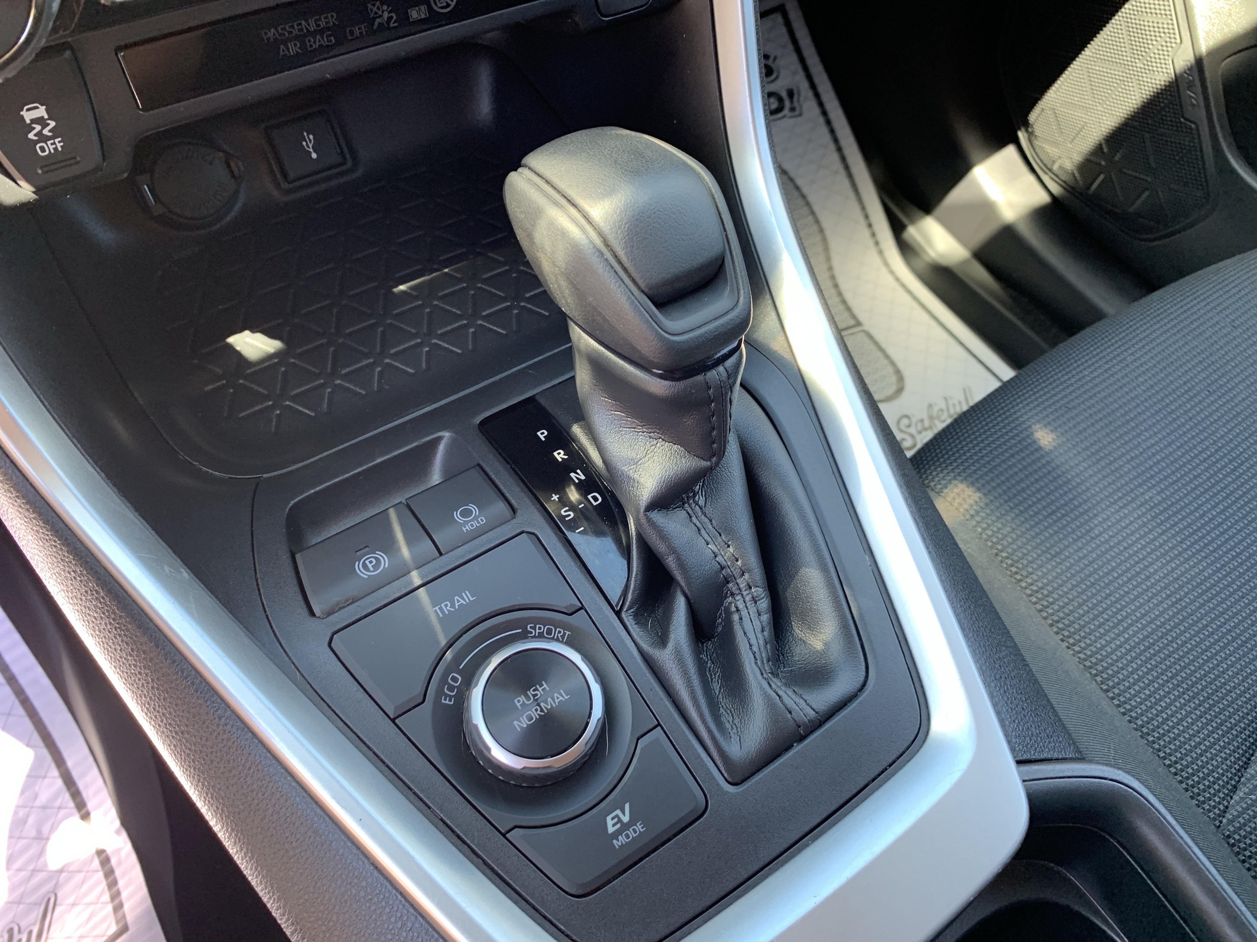 Used 2020 Toyota RAV4 LE w/ Carpet Mat Package AWD/4WD image 26