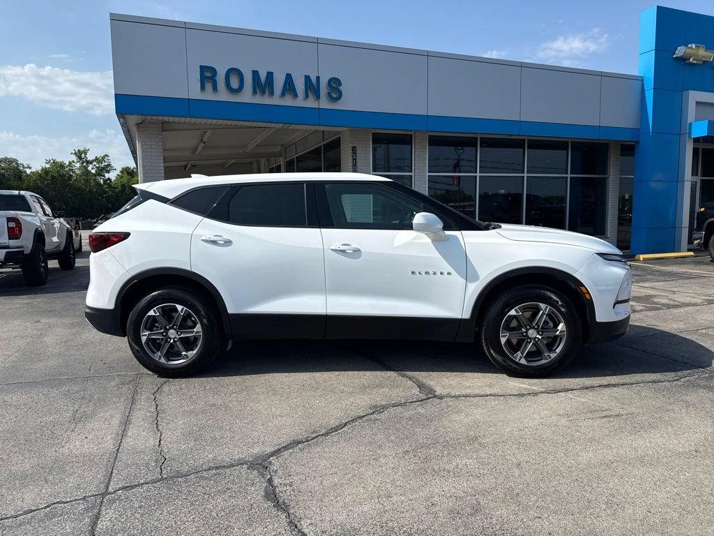 Used 2025 Chevrolet Blazer LT FWD image 2