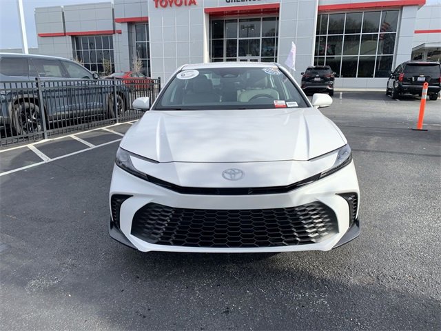 Used 2025 Toyota Camry SE image 3