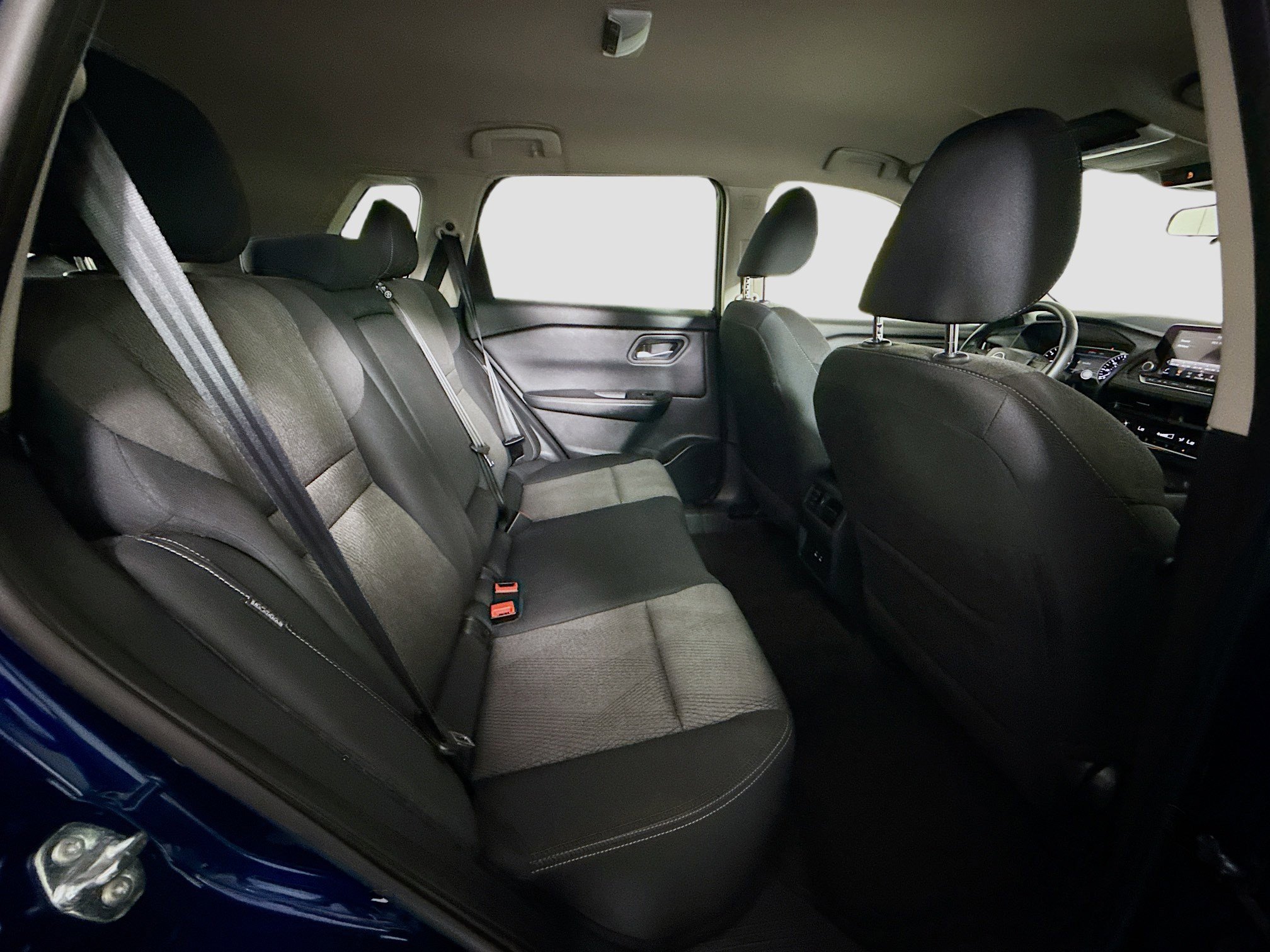 Used 2025 Nissan Rogue SV image 27