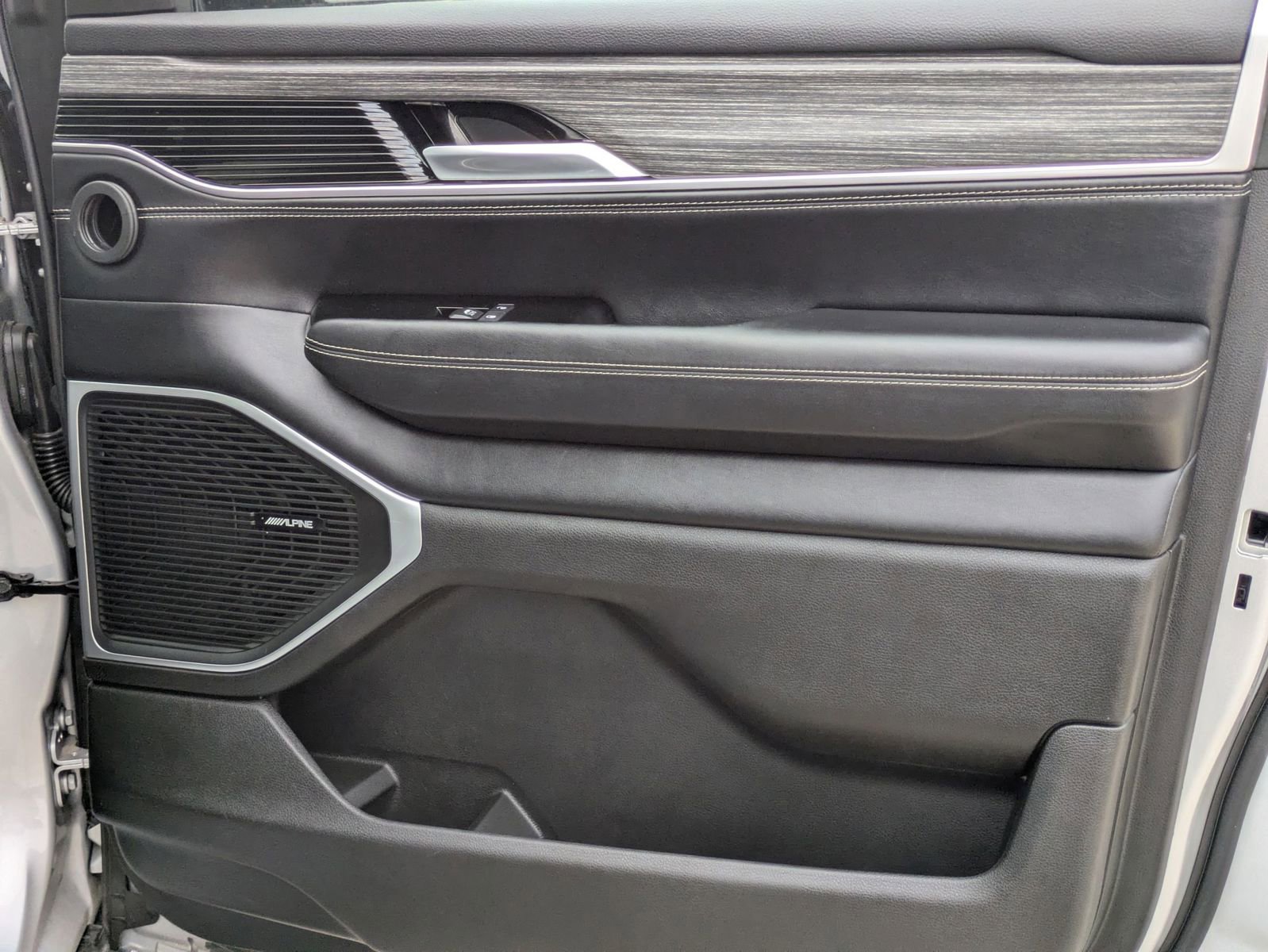 Used 2024 Jeep Wagoneer Series II w/ Flexible Seating Group image 30