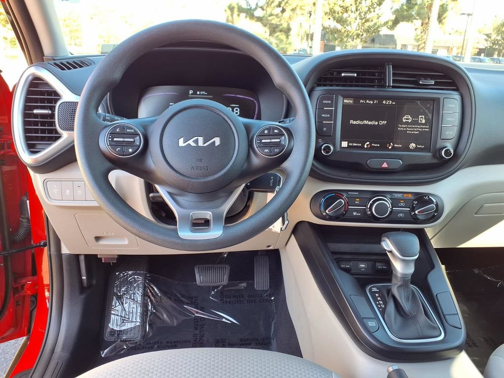 Certified 2025 Kia Soul LX w/ LX Technology Package FWD image 11
