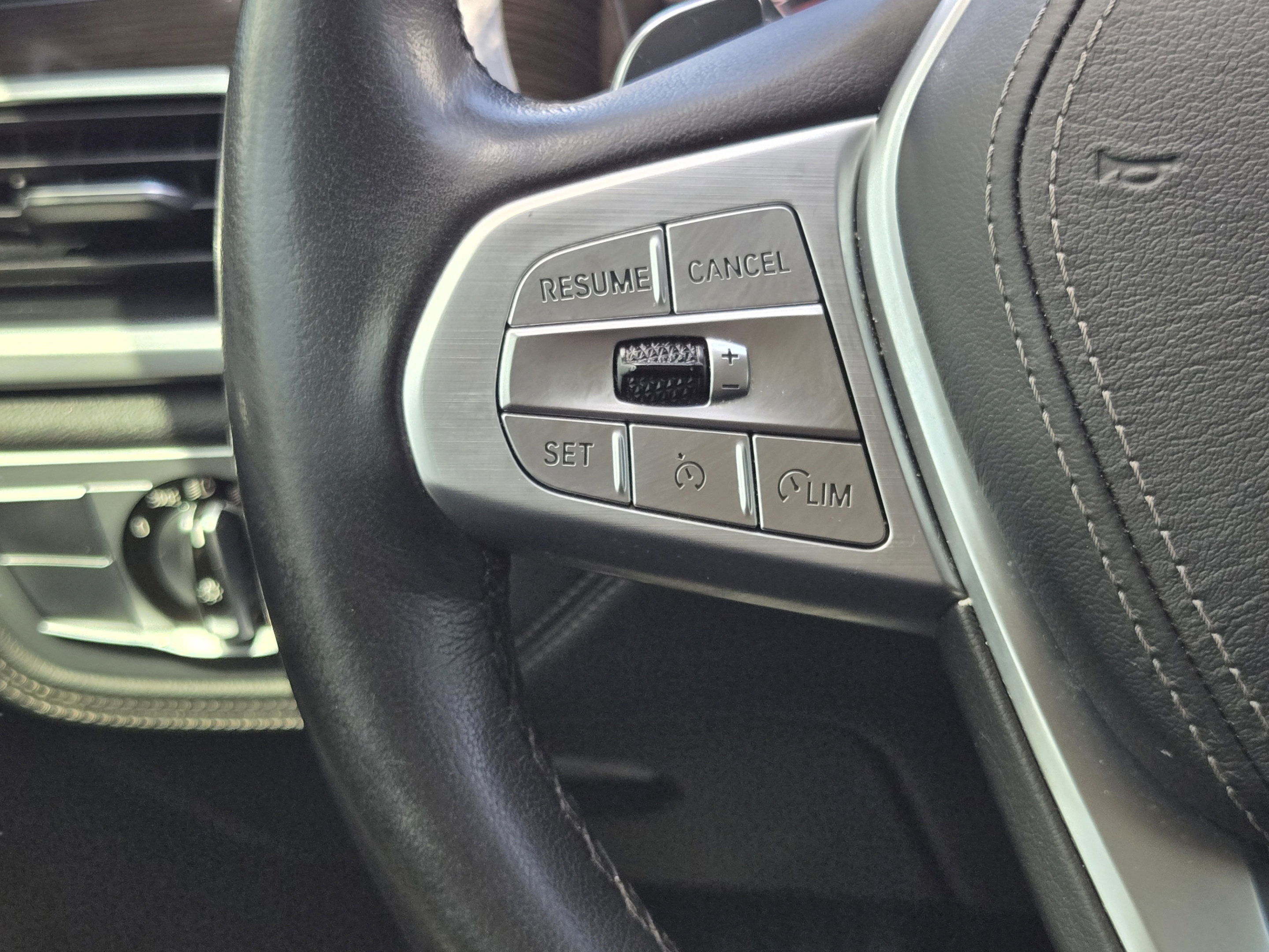 Used 2020 BMW 740i w/ Premium Package RWD image 25