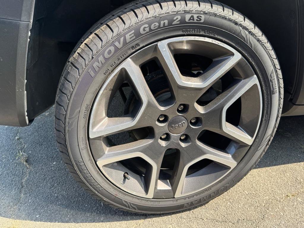 Used 2019 Jeep Renegade Limited w/ UConnect 8.4 Nav Group AWD/4WD image 31