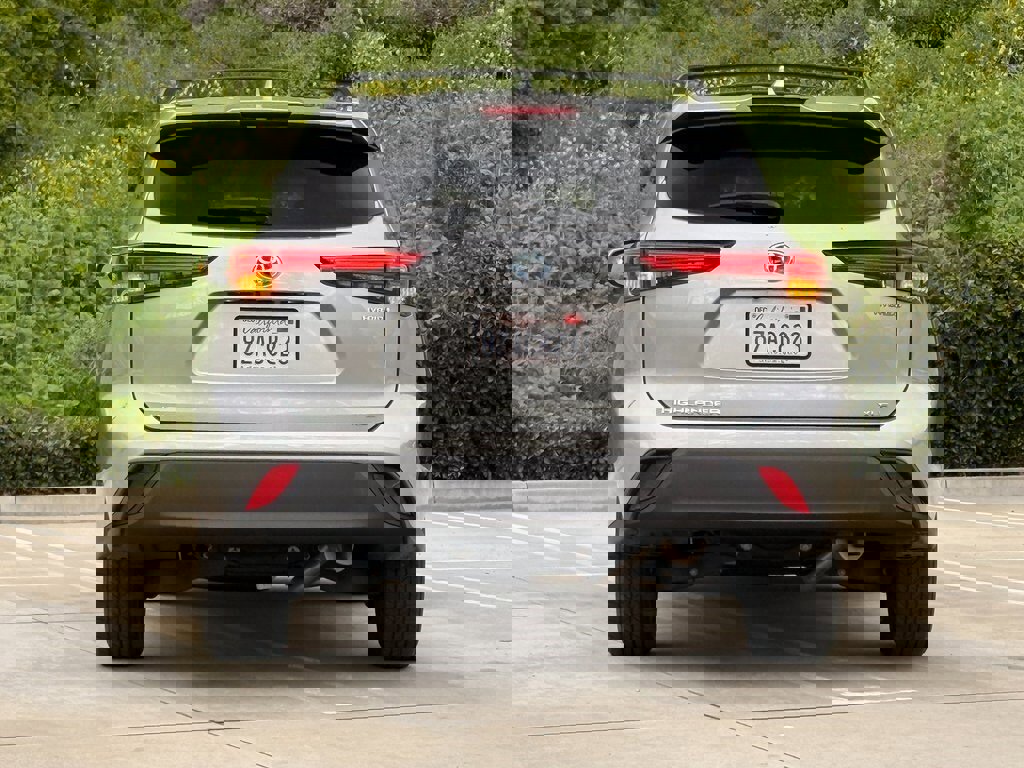 Used 2022 Toyota Highlander XLE image 10