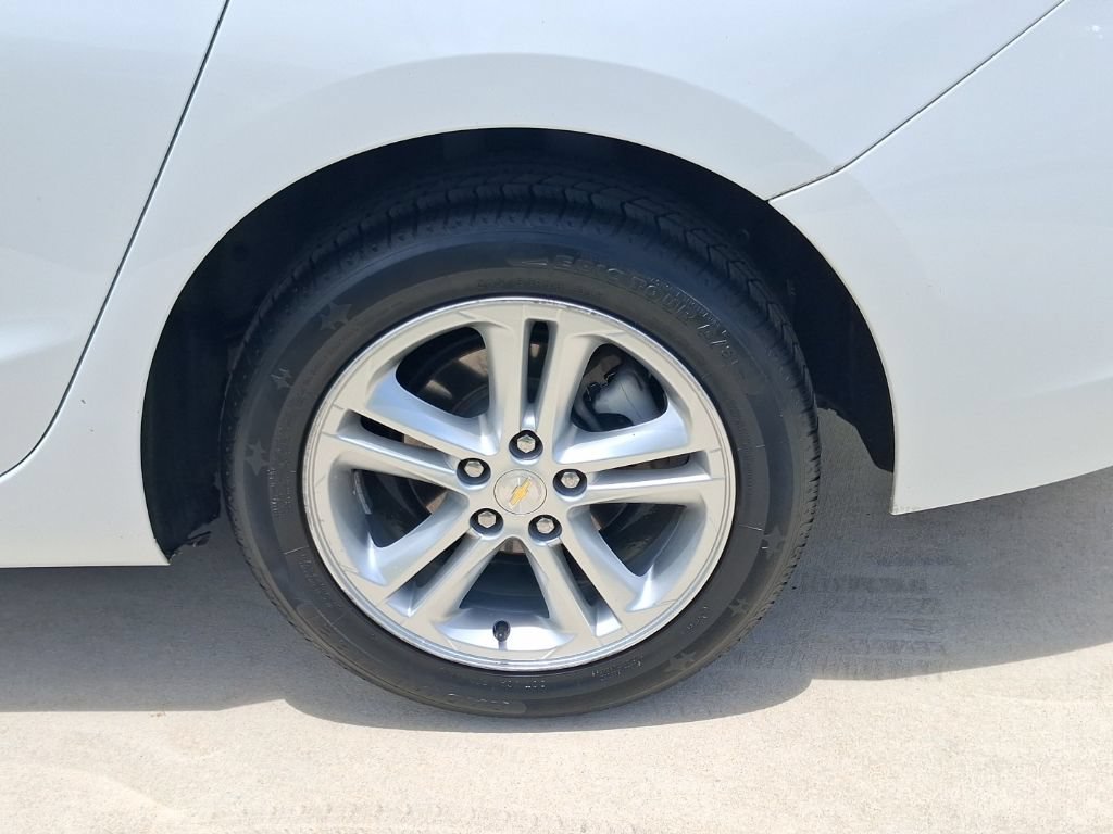 Used 2017 Chevrolet Cruze LT FWD image 4