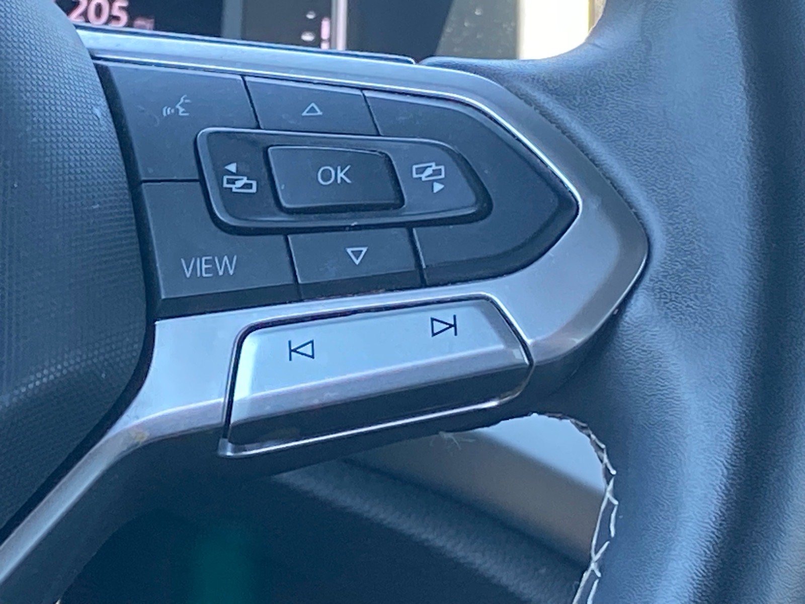 Certified 2023 Volkswagen Atlas Cross Sport SE w/ Panoramic Sunroof Package AWD/4WD image 6