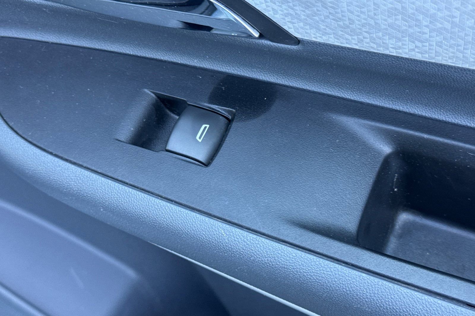 Used 2017 Chevrolet Bolt LT FWD image 23