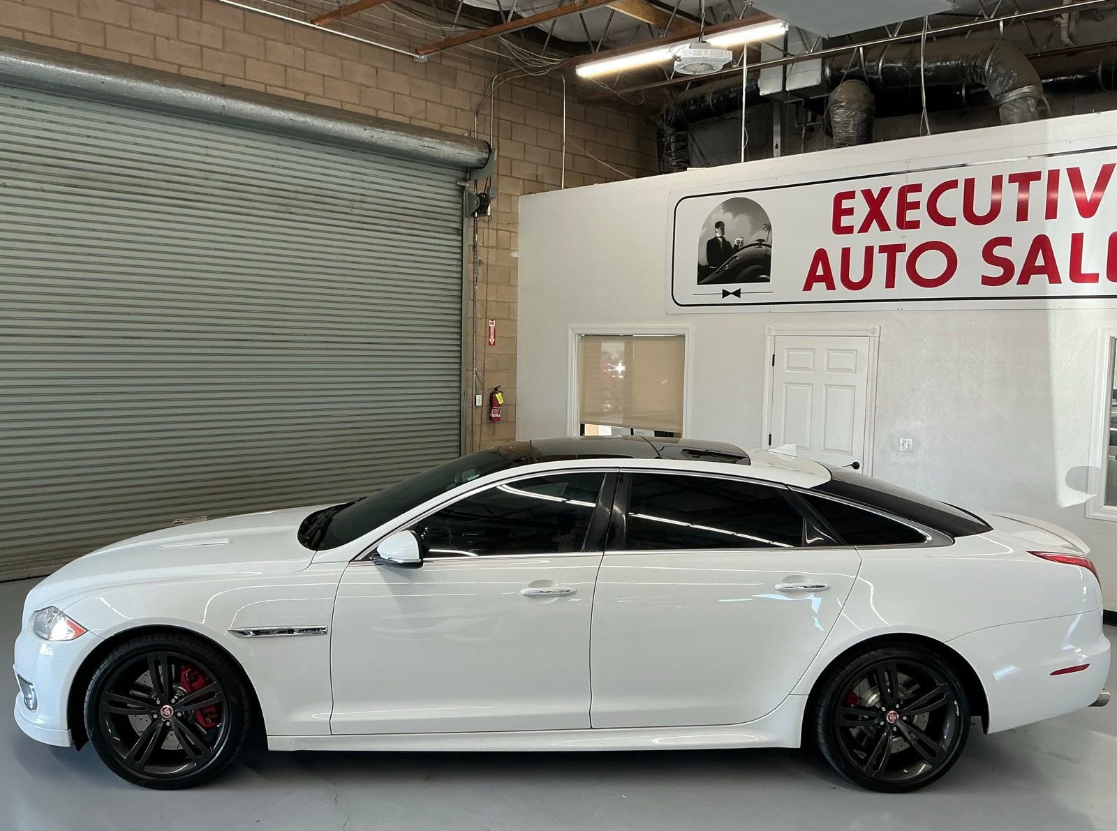 Used 2015 Jaguar XJ R LWB image 8