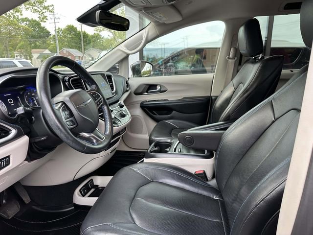Used 2021 Chrysler Pacifica Touring-L w/ Uconnect Theater Family Group FWD image 9