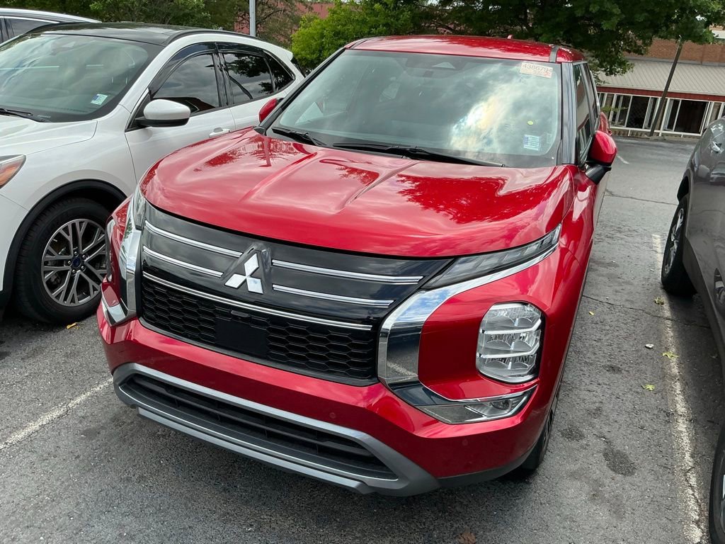 Used 2025 Mitsubishi Outlander SE FWD image 2