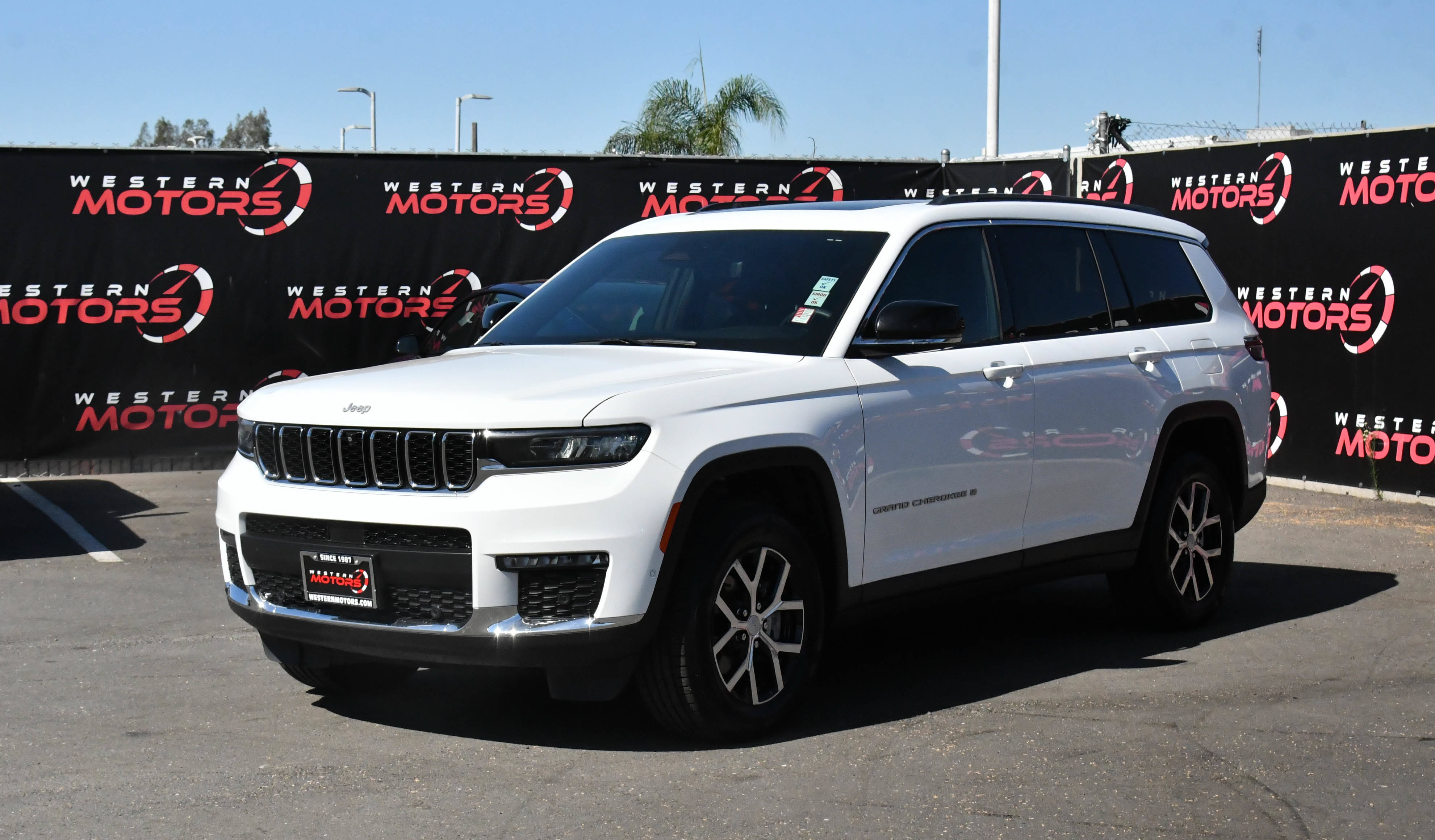 Used 2024 Jeep Grand Cherokee L Limited w/ Luxury Tech Group II AWD/4WD image 3