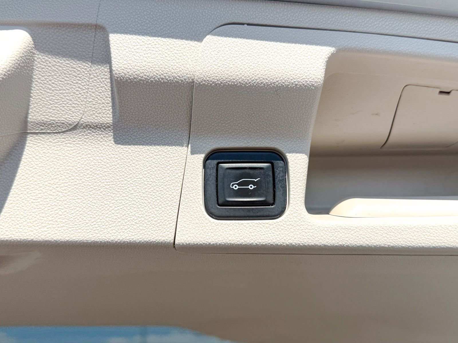 Used 2020 GMC Acadia Denali w/ Technology Package AWD/4WD image 16